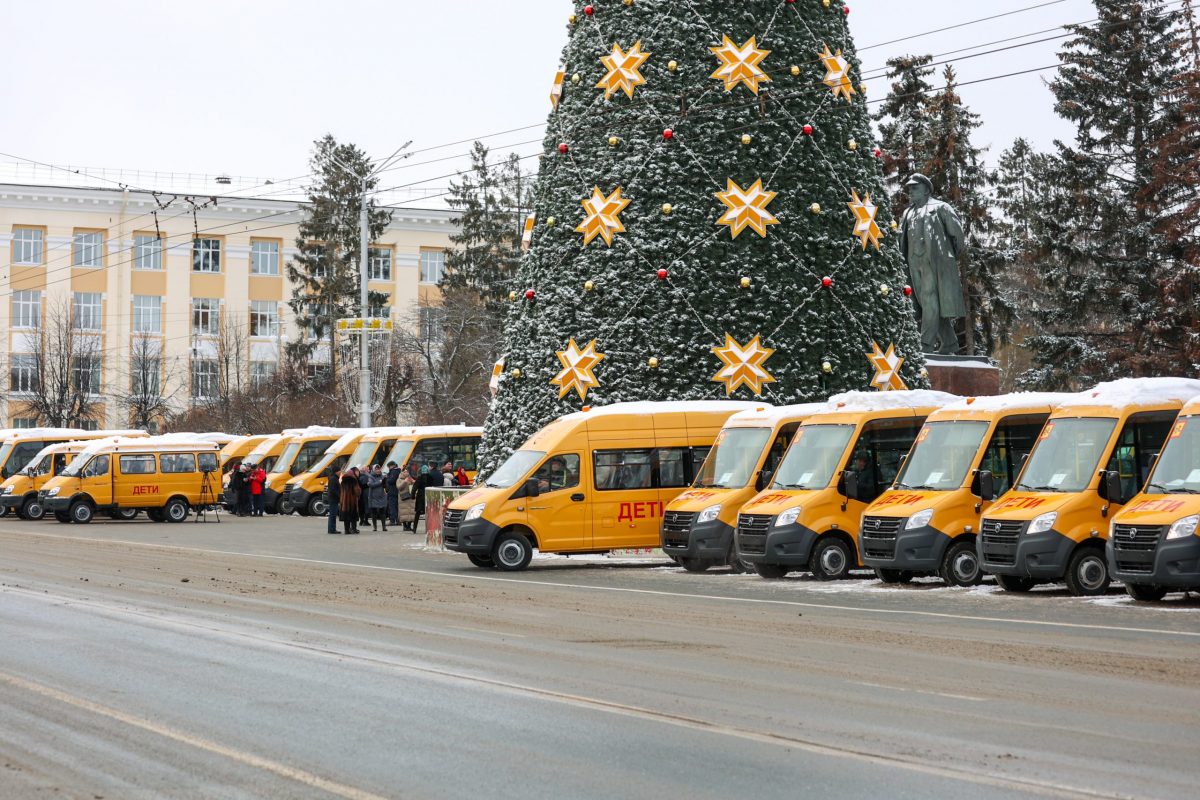 Школам Чувашии передали 55 новых автобусов | 30.12.2022 | Чебоксары -  БезФормата